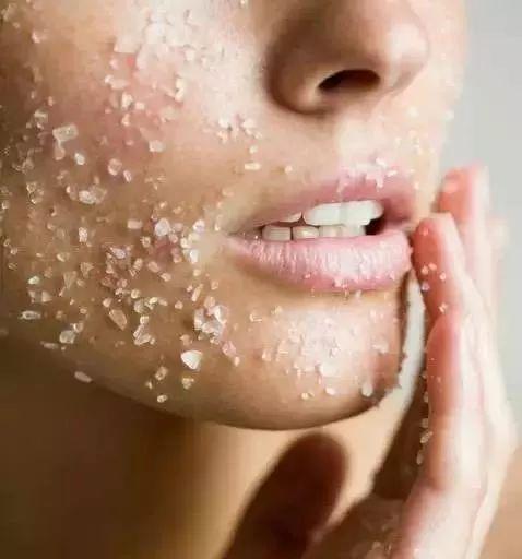 眼下角質堆積的是什么原因？該怎么解決？