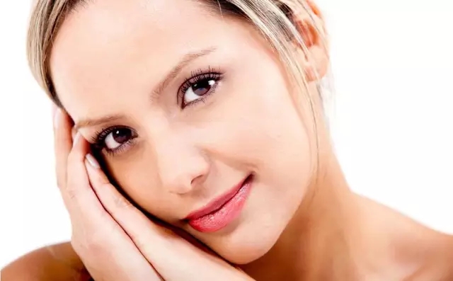 夏季“空調肌”自救指南：5招擊退干燥泛紅，還原水潤透亮肌