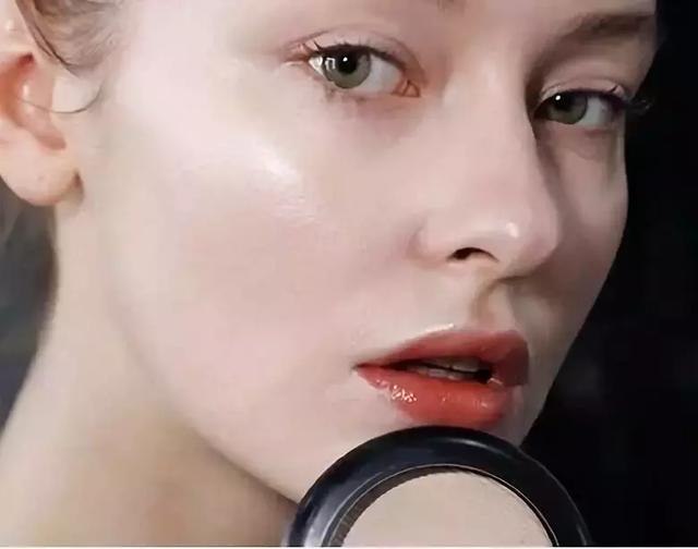 日常養(yǎng)成水光肌，助力肌膚煥發(fā)光彩